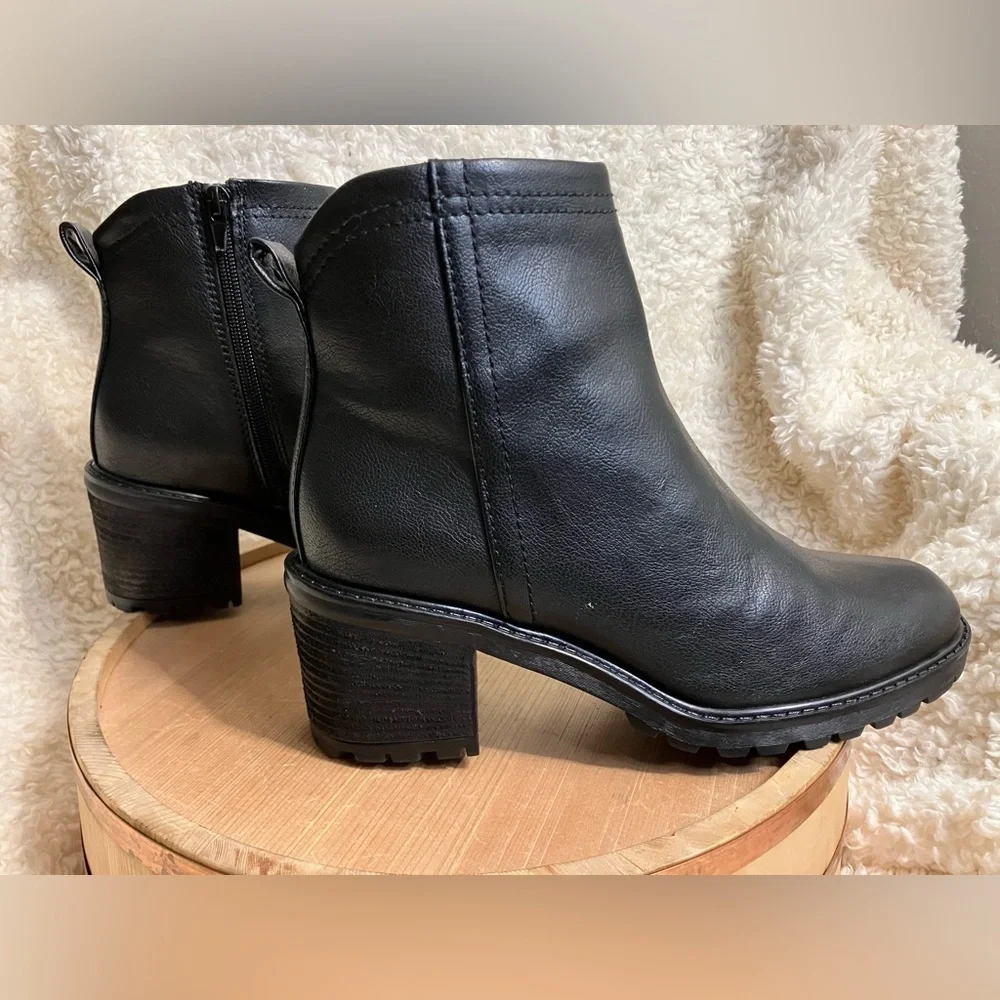 EUC Zodiac‎ Boots Womens Black Graysen Ankle Booties Block Heel Side Zip Sz 9.5